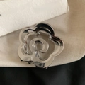 Dettaglio macro della molletta per capelli a rosa in metallo argento con petali lisci - 5,5 cm / Argento