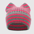 Detail der gestreiften Katzenohr-Strickmütze aus weichem Mohair in Pink und Grau - Einheitsgröße / Grün Rosenrot