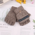 Texture de tricot détaillée des mitaines marron chiné avec un bouton décoratif en bois - Taille unique / Gris clair