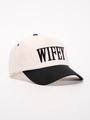 Detail der WIFEY-Stickerei auf der zweifarbigen Baseballkappe mit Kontrastschirm - Einheitsgröße / Creme/Schwarz