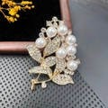 Broche fleur dorée ornée de perles blanches et cristaux étincelants style vintage - BZ093 Feuillage Fleur de Perle