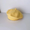 Béret tricoté jaune pour tout-petits avec pompon sur le dessus, style épuré - Jaune