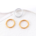 Bracciali minimalisti glitterati oro e argento su una superficie bianca strutturata - Set di accessori tondi oro argento (50005 (Anello))