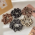 Vue détaillée du lot de 5 chouchous avec motifs à pois et zèbre en tissu texturé - Ensemble de 5 Pièces (Pois Beige + Pois Café + Pois Noirs + Zèbre Café + Zèbre Noir)