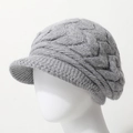 Gorro de punto trenzado gris con visera mostrado en una cabeza de modelo blanca - Talla única / Gris (Punto de Cable)