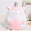 Detailansicht eines weißen Einhorn-Sparschweins mit einem rosa Happy Unicorn Stern - Medium 16*16*20CM / Reinweiß