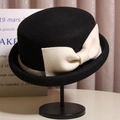 Dettaglio di elegante cappello in feltro di lana nero con grande fiocco color crema - M(56-58CM) Regolabile / Nero