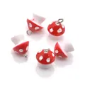 Detalle de colgantes de seta roja con puntos blancos y aros para bisutería artesanal - Hongo Rojo