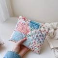 Dettaglio di borsa trapuntata in patchwork floreale con etichetta in tessuto semplice - Blu Rosso Beige Quadri Grandi Floreale