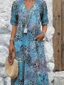 Détail de l'imprimé floral bohème sur une robe longue à col en V aux motifs bleus et violets - Bleu