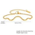 Detalle de pulsera de acero inoxidable dorada en forma de onda con medidas y grabado K18 - Pulsera / Dorado