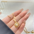Élégant collier doré avec pendentif rose évidée et cristal brillant sur une chaîne chic - Camélia