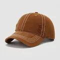 Detalle de gorra de béisbol infantil marrón vintage con costuras en contraste y desgastes - 54cm (3-8 años) / Caramelo