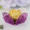 Dettaglio macro dell'involucro a rosa viola traforato al laser per confetti nuziali - Viola Scuro Riflettente