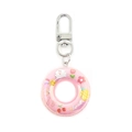 Makro-Detail von rosa Mini-Schwimmring Schlüsselanhänger mit bunten Cartoon-Motiven - Rosa