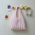Borsa a spalla nuvola a righe bianche e rosa con trama increspata appesa a un gancio in legno - Rosa e Bianco