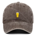 Détail de la broderie de chope de bière jaune sur casquette en coton délavé - Café