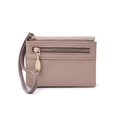 Detalle de la cartera de cuero beige con cremallera dorada de hoja y práctica correa de muñeca - Albaricoque