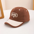 Vue détaillée de la casquette bicolore avec broderie I'M FINE et visière contrastée - 52cm (2-5 Ans) / Café (Marron Foncé/Blanc Cassé)