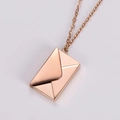 Detalle del collar con colgante de sobre magnético en oro rosa con acabado pulido - Oro rosa