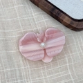 Vista detallada de una pinza para el pelo de orquídea rosa en acetato con una perla - Rosa
