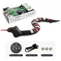 Serpente giocattolo telecomandato a strisce nere e rosse con telecomando e cavo USB - Cobra RC con Strisce Nere Rosse e Bianche (218B-7D)