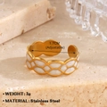 Anello aperto regolabile in acciaio dorato con motivo geometrico in smalto bianco - Oro/Bianco Griglia Geometrica