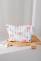 Dettaglio della borsa per il trucco in cotone con strisce blu e fiocchi rosa - Strisce Blu Con Fiocco