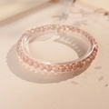 Vista dettagliata del bracciale con perline di quarzo fragola rosa su supporto per anelli - 1# Bracciale in Quarzo Fragola - 4mm (con scatola regalo)