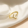 Goldener offener Flugzeug-Ring mit L-Kristallen und Dreiecks-Diamant auf weißer Seide - Buchstabe L Form / Gold (14K Gold)