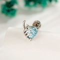 Clou d'oreille main de squelette argentée avec zircon cœur bleu clair au style gothique - Style Bleu Mer Clair Main Droite (A1018-3)
