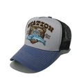 Dettaglio ravvicinato di un cappello trucker con toppa ricamata vintage orso e pesce - M (56-58cm) / Blu