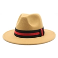 Κοντινό πλάνο καμήλα μάλλινου καπέλου fedora με διακοσμητική μαύρη και κόκκινη κορδέλα - M(56-58cm) / Καμηλό