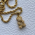 Collar de oso chapado en oro de 18K con cadena de cuerda torcida y detalles de pavé de cristal - Oso de circonita / Dorado