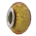 Makroaufnahme einer facettierten goldenen Harzperle mit silbernem Metallkern für Armbänder - Gelb