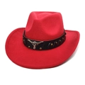 Détail d'un chapeau de cow-boy rouge avec bandeau en cuir et sculpture de tête de taureau - M (56-58cm) / Rouge