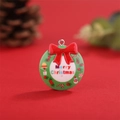 Detail eines Weihnachtskranz-Anhängers aus Harz mit Text und roter Schleife - Weihnachtskranz-Stil (11 Groß)