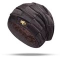 Gorro de invierno de punto con forro polar café oscuro, textura gofre y placa metal - Solo Gorro / café