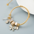 Brazalete dorado ajustable con dije de mariposa y colgante con grabado artesanal - Estilo Elefante