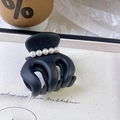 Macro shot of a matte black hair claw clip featuring five elegant white pearls on top - Large 5cm / Black