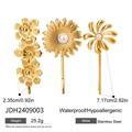 Detailansicht der 18k goldene Blumen Haarklammern mit weißen Perlen und Edelstahltextur - Gänseblümchen-Perlen-Stil (JDH2409003)
