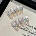 Handgefertigte Mandel-Press-on-Nägel mit lila Aurora-Finish und Kristallen - Extra Klein (XS) / Langer Ovaler Aurora-Strass-Stil (2344)