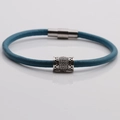 Dettaglio del bracciale in pelle intrecciata blu con perla in zircone e chiusura magnetica - Blu Pavone/Argento