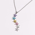 Detail der bunten Blumen-Halskette mit vertikal gestapelten mehrfarbigen Blütenblättern - Weißgold
