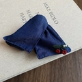 Detail van een blauwe denim haarstrik met geborduurde kersen en witte parels - Strik Haarspeldje - Donkerblauw - Kersen Parel