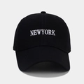 Gros plan de la broderie NEW YORK et de la texture en coton sur la casquette noire - Noir