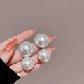 Eleganti orecchini a perno con doppia perla bianca, design verticale e finitura lucida - Perno in argento-Bianco