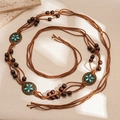 Detail einer Boho-Taillenkette mit Holzperlen und türkisfarbenen Bronzeblüten - Braun