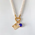 Collier de perles élégant avec pendentif lettre M texturé en or et cristal bleu - Lettre M