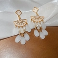 Detalle de los pendientes de abanico con perlas y elegantes borlas de cristal blanco - Blanco